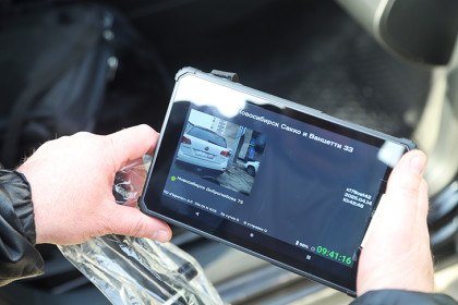 В Новосибирске умные камеры помогут наказать автохамов за парковку на газонах