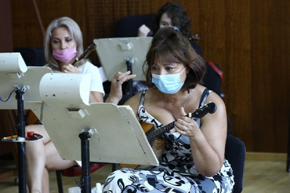 Со смычком и в маске: артисты филармонии возобновили репетиции