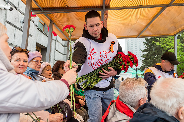 Более 450 тысяч гвоздик к 9 Мая завезли в Новосибирск