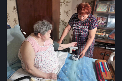 Более 500 сиделок в регионе помогают на дому пожилым людям и инвалидам
