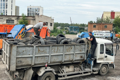 Тысячу старых автопокрышек вывезут на переработку из Оби под Новосибирском
