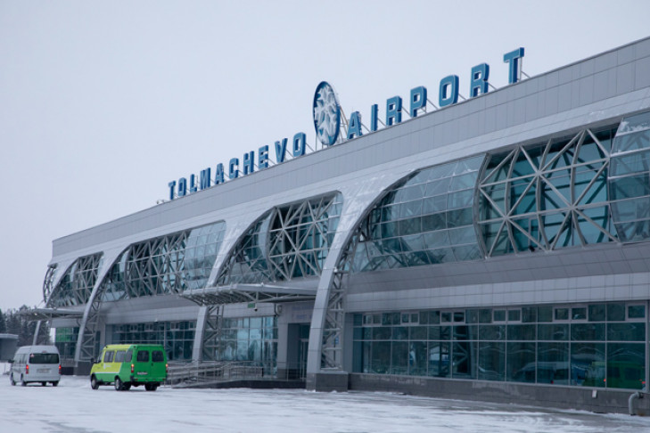 Трап промазал мимо двери в самолет в аэропорту Толмачево