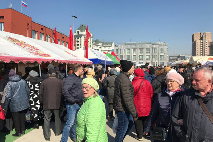 Цены не остановили: ярмарка белорусских товаров открылась на площади Ленина в Новосибирске