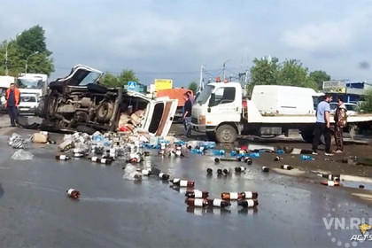 Грузовик с пивом опрокинулся в Кировском районе Новосибирска