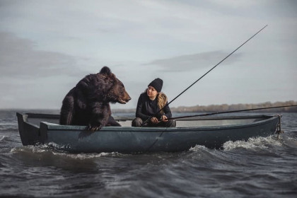 Daily Mail рассказала о дружбе медведя и красавицы из Новосибирска