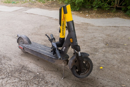 Житель Новосибирска на желтом самокате погиб под колесами «Лада Гранта»