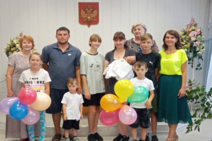 Богатырь по имени Яркий родился в многодетной семье под Новосибирском