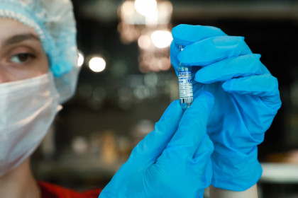 Вакцину от коронавируса для подростков «Спутник М» начали завозить в регионы России