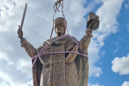 Японский автокран установил памятник Николаю Чудотворцу в Новосибирске