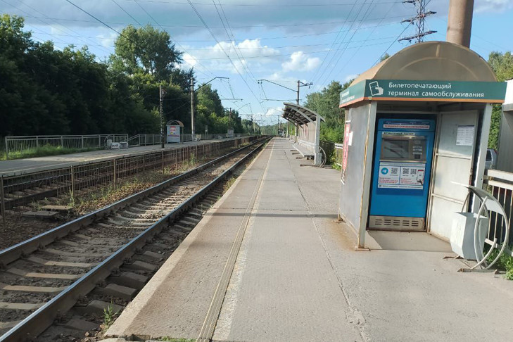 Пенсионер выжил после столкновения с локомотивом в Новосибирске