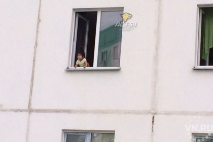 Маленького ребенка в открытом окне спас новосибирец