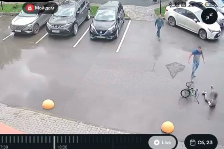 Трижды пнул чужого ребенка агрессивный отец в Новосибирске