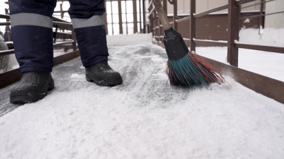 Лишившийся руки новосибирец 19 лет работает дворником