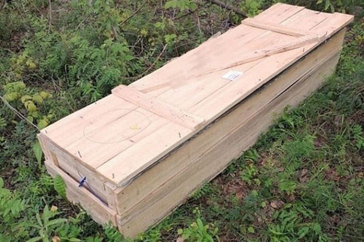 Ритуальщики потеряли гроб на дороге под Новосибирском
