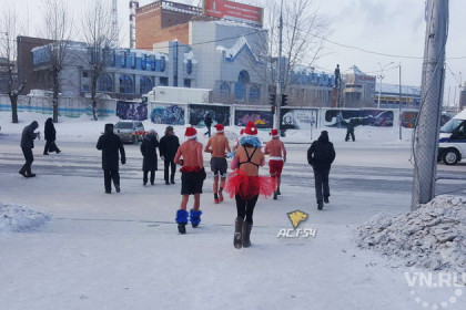 Полуголые Деды Морозы и лабрадор пробежались по Новосибирску