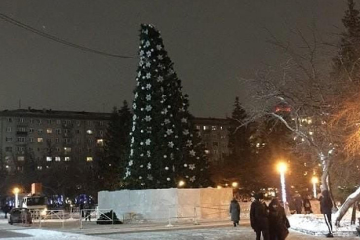 «Пизанская елка» - курьез в новогоднем городке Новосибирска