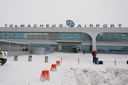 Два авиадебошира избили полицейских в Толмачево