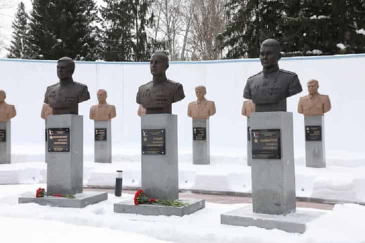 Открытие бюстов на Аллее Героев состоялось в Новосибирске