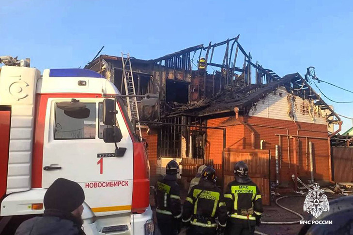 Медики госпитализировали пострадавшего в пожаре на улице Новикова Новосибирска