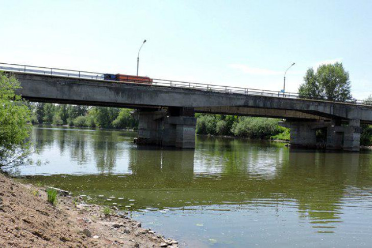 Единственный мост в Искитиме закрыли для фур — опасно 