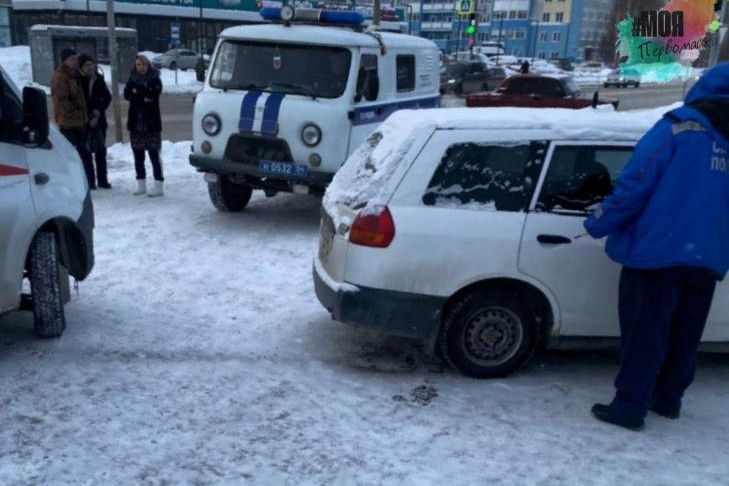 Тело мужчины нашли в машине рядом с гимназией №8 в Новосибирске