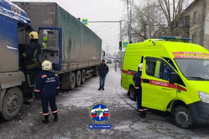 Мертвый водитель большегруза устроил ДТП в Новосибирске