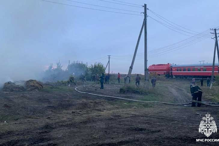 Пожарный поезд потушил 100 тюков сена в Барабинском районе