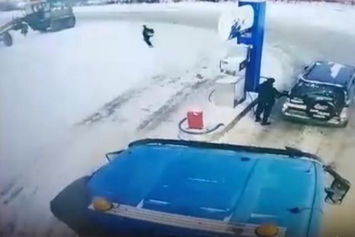 Безумный грейдер атаковал бензоколонку на трассе под Новосибирском