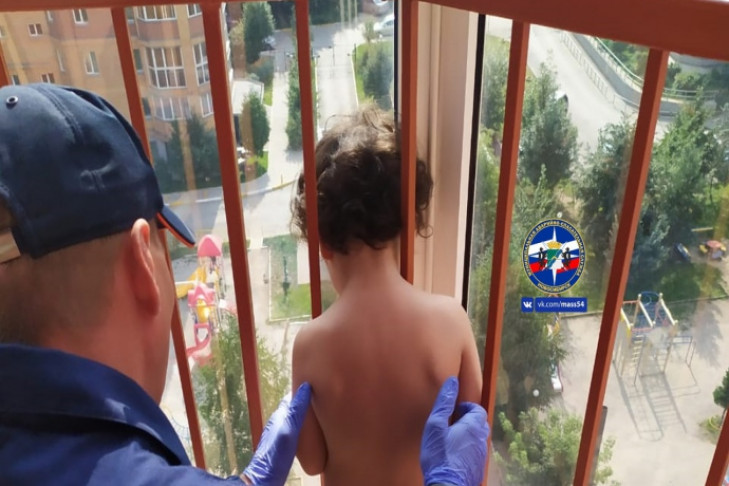 Мальчик угодил в плен балконной решетки в Новосибирске
