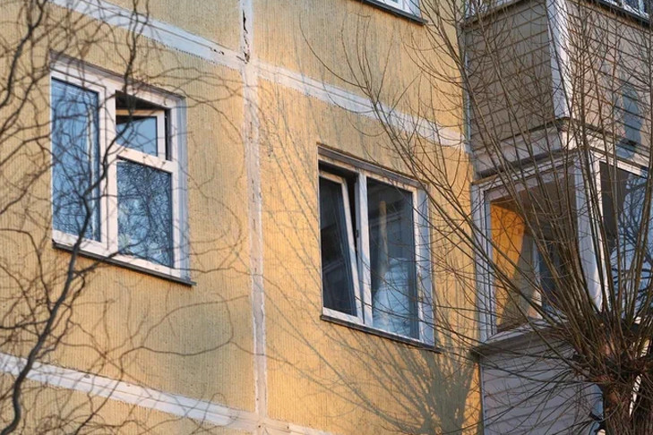 Новосибирец разбился при падении из многоэтажки в Новосибирске