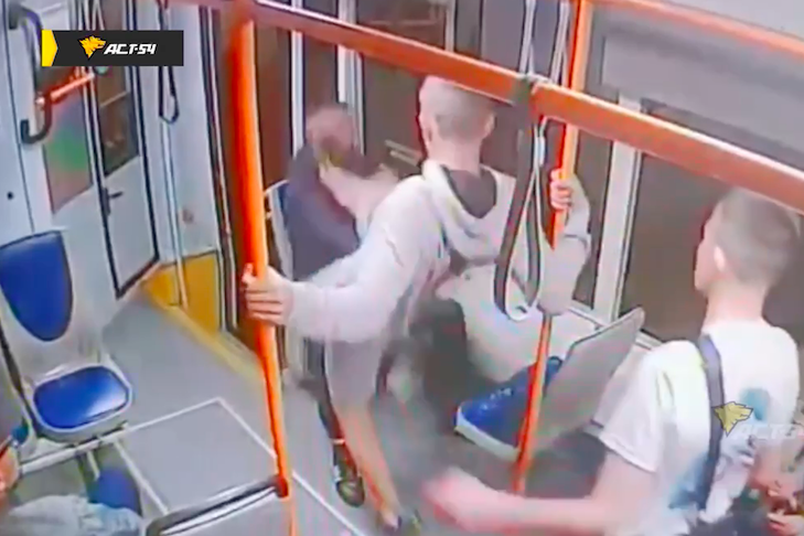 Зацеперы жестко избили пассажира трамвая в Новосибирске