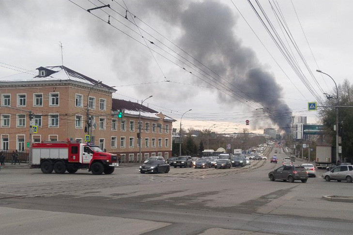 МЧС локализует крупный пожар на складе в Новосибирске