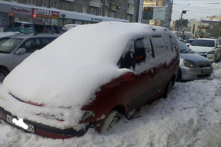Проблему уборки снега на обочинах новосибирских улиц назвал мэр 