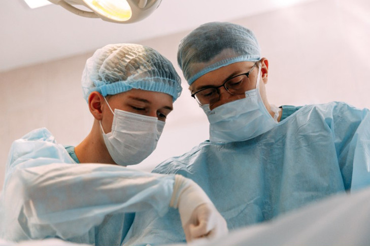 Новосибирцу с детским ожогом пересадили кожу с живота на ногу