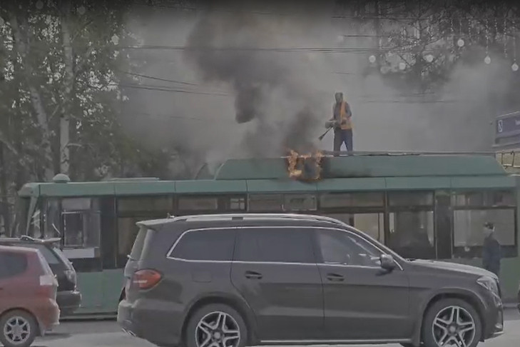 Троллейбус загорелся на Красном проспекте в Новосибирске