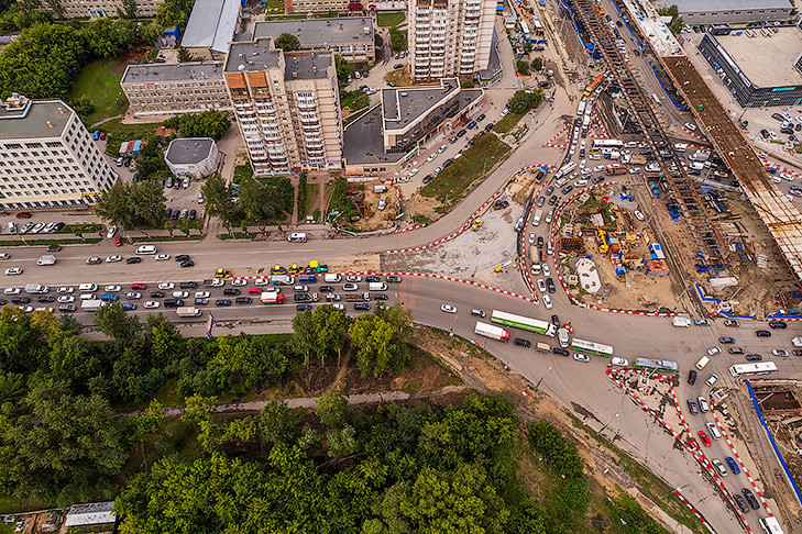 Пешеходный переход и регулировщики не устранили пробки на площади Труда в Новосибирске