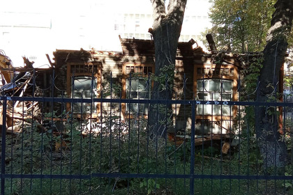 В Новосибирске снесли столетнее историческое здание детсада на улице Свердлова