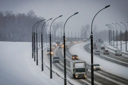 Замерзших водителей будут согревать валенками и чаем на трассах Новосибирской области
