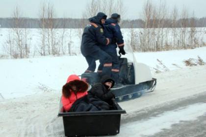 Отца с сыном, застрявших в Обском море, спасли на спецсанях 