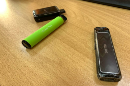 Вейп нашли рядом с мертвой школьницей на улице Демакова в Новосибирске