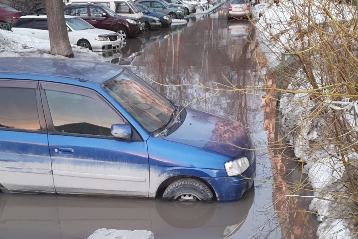Дворы на Забалуева в Новосибирске уходят под воду вместе с автомобилями
