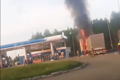 Грузовой автомобиль загорелся на заправочной станции под Новосибирском