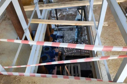 Рабочий погиб после падения с высоты на стройке в Новосибирской области