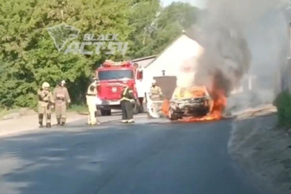 Автомобиль LADA загорелся на ходу на улице Шоссейной в Новосибирске