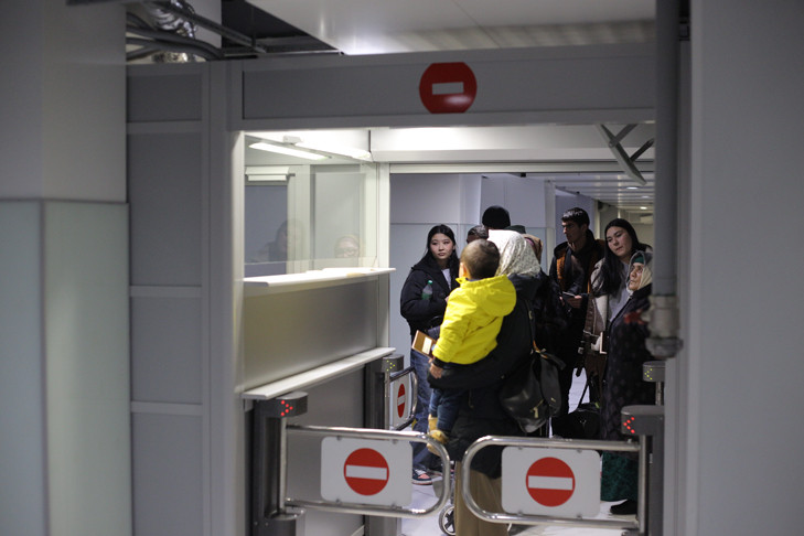 Более 360 мигрантов выслали под конвоем из Новосибирска с начала года