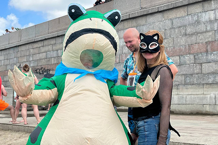 Костюмированный заплыв на сапбордах устроили новосибирцы в честь Дня города