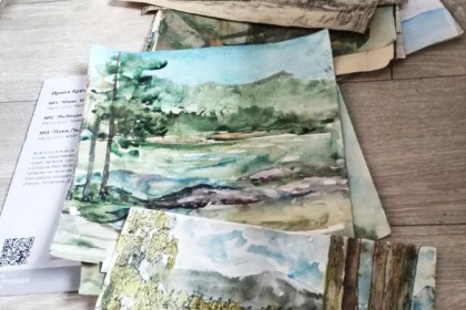 Десятки картин известной художницы нашли в мусорном баке в Новосибирске