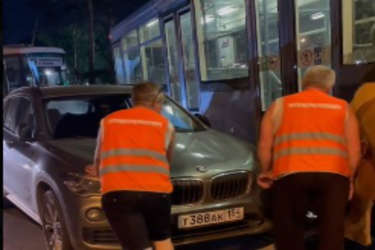 Трамваи №13 встали в пробку из-за брошенного BMW в центре Новосибирска