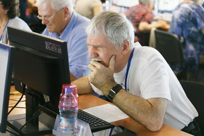 Пенсионеры вступили в компьютерное противостояние в Новосибирске