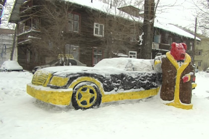 Кабан на «Мерседесе» припарковался в новосибирском дворе
